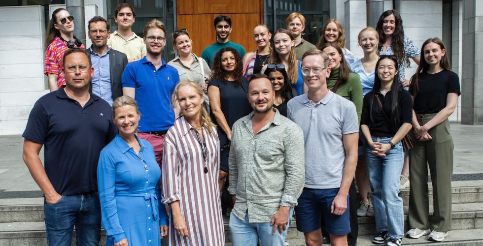 Jurister, advokater og jusstudenter er klare for å stå på rettighetsstand under Oslo Pride (Foto: Morten Brøndmo)