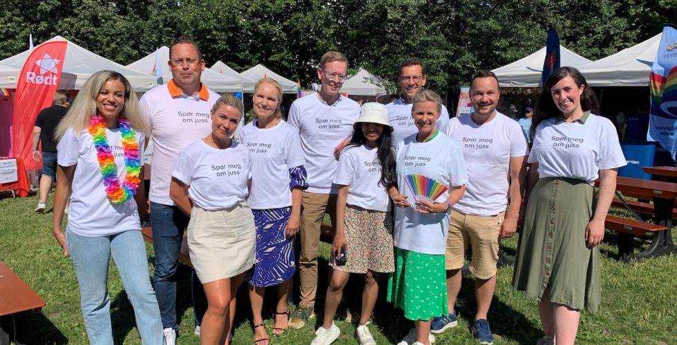 F.v. Mirjam Ogedengbe, Sverre Bromander, Tonje Hovde Skjelbostad, Benedicte Gram Knutsen, Hallvard Øren, Ajitha Sritharan, Rasmus Asbjørnsen, Cathrine Moksness, André Oktay Dahl og Astrid Rød (Foto: Juristforbundet) 