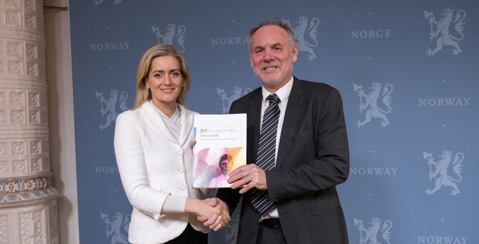 Justis- og beredskapsminister Emilie Enger Mehl fikk overlevert ID-skjermingsutvalgets rapport av utvalgsleder Asbjørn Strandbakken. Foto: Justis- og beredskapsdepartementet