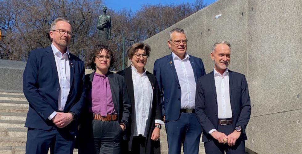 F.v. Geir Røsvoll (Unio), Tonje Leborg (Akademikerne), Mette Nord (Fagforbundet), Trond Ellefsen (YS) og Tor Arne Gangsø fra KS. (Foto: Juristen)