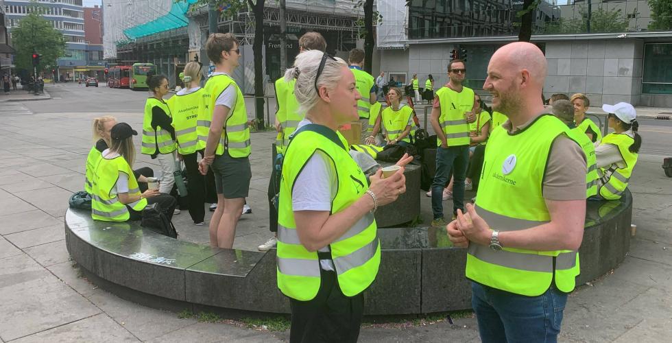Leder Rannveig Sørskaar og nestleder Are Skjold-Frykholm i Juristforbundet - Stat var fredag morgen ute for å snakke med streikende jurister og akademikere (Foto: Juristen)