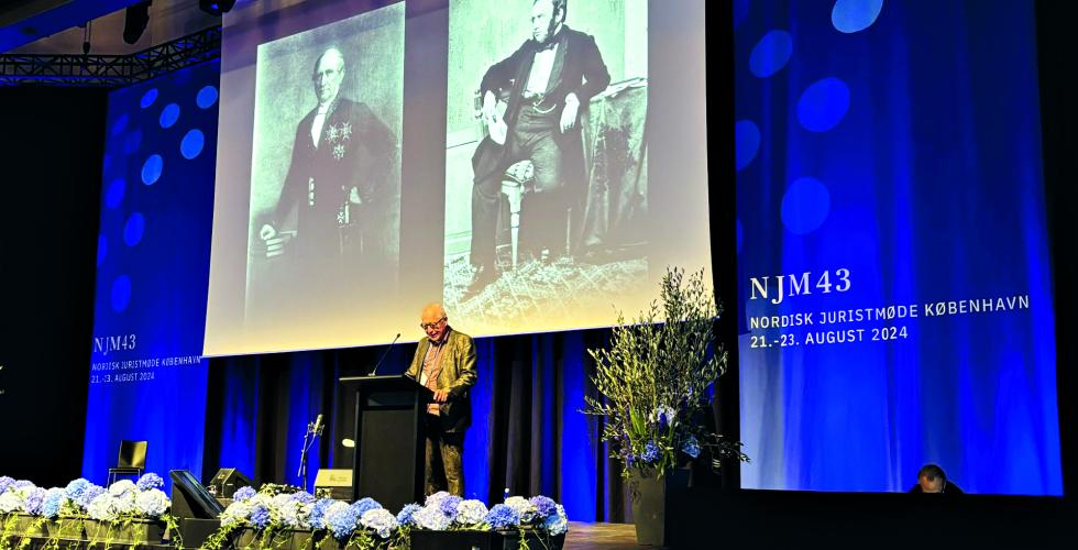 Professor Tamm under åpningsforedraget med grunnleggerne E.J. Sparre og A.F. Krieger i bakgrunnen.