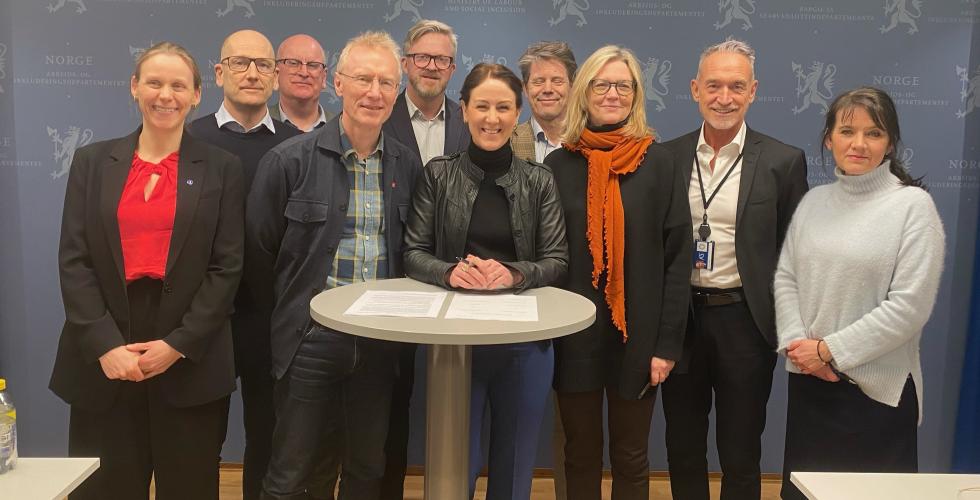 Bak fv: Lise Lyngsnes Randeberg (Akademikerne), Steffen Handal (Unio), Gisle Norheim (Digitaliserings- og forvaltningsdepartemenet, DFD), Steinar Krogstad (LO), Hans Erik Skjæggerud (YS), Bernt-Gudmund Apeland (Hovedorganisasjonen Virke), Nina Melsom (NHO) og Anne-Kari Bratten (Spekter) (Foto: NHO)