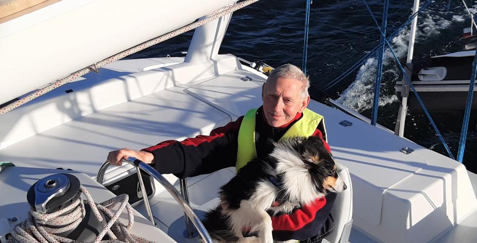 Reidar Salvesen liker å bruke både hender og hode – han har snekring og båtbygging som store hobbyer og har blant annet tegnet og bygget en seilkatamaran på 46 fot (Foto: privat)