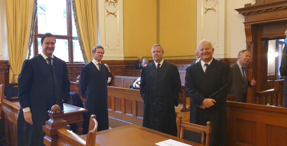Kappekvartett i Høyesterett. F.v. advokat John Christian Elden, regjeringsadvokat Fredrik Sejersted, advokat Jon Wessel-Aas  og riksadvokat Jørn Maurud. Maurud her før han ble riksadvokat. (Foto: Privat / Wessel-Aas)