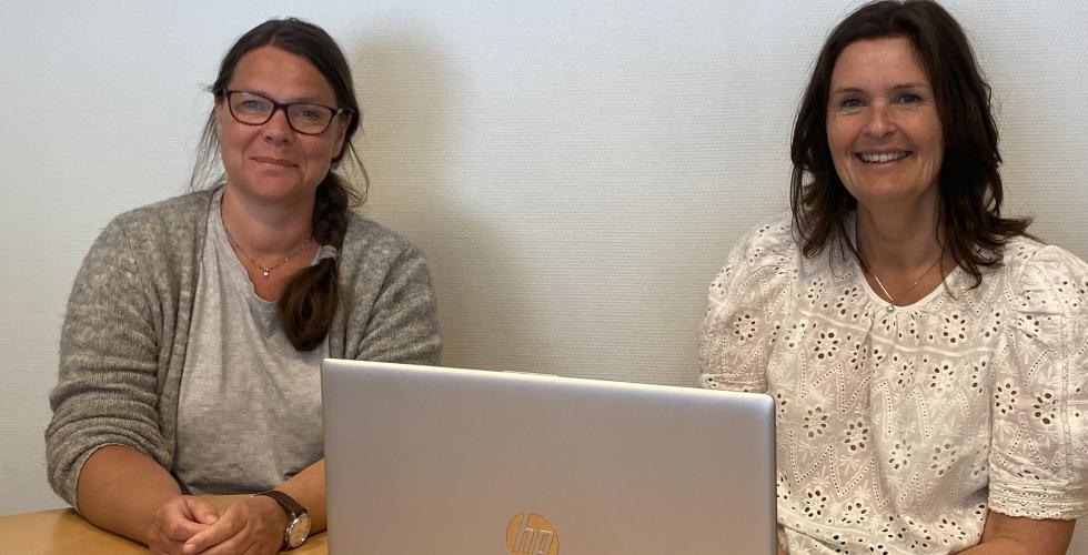 Tone Marit  Hyldbakk (t.v.) og  Anne Berit Vullum  i Sunndal kommune. Foto: Ole Martin Gangnes
