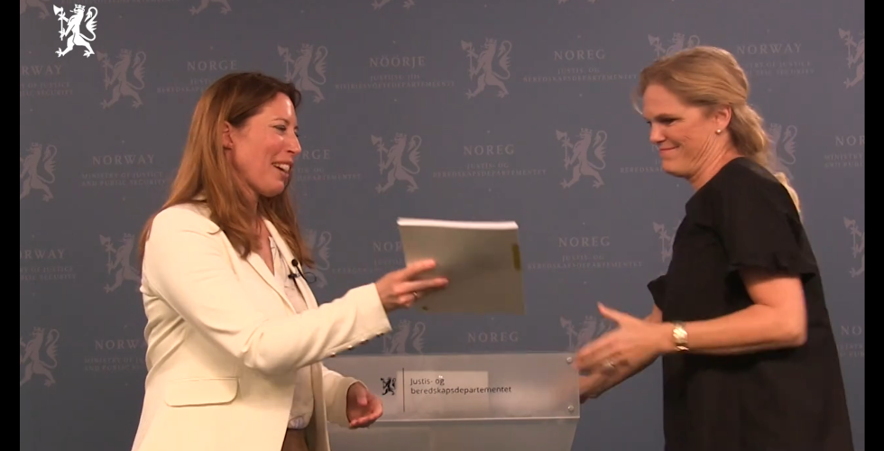 Professor Benedikte Moltumyr Høgberg overleverte beredskapshjemmelutvalgets NOU til daværende beredskapsminister  Ing vil Smi nes Ty bring-Gjed de i juni i fjor. (Foto: Regjeringen.no)