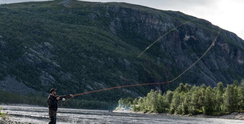 Advokat Jan Arhaug i lakseelva i Alta