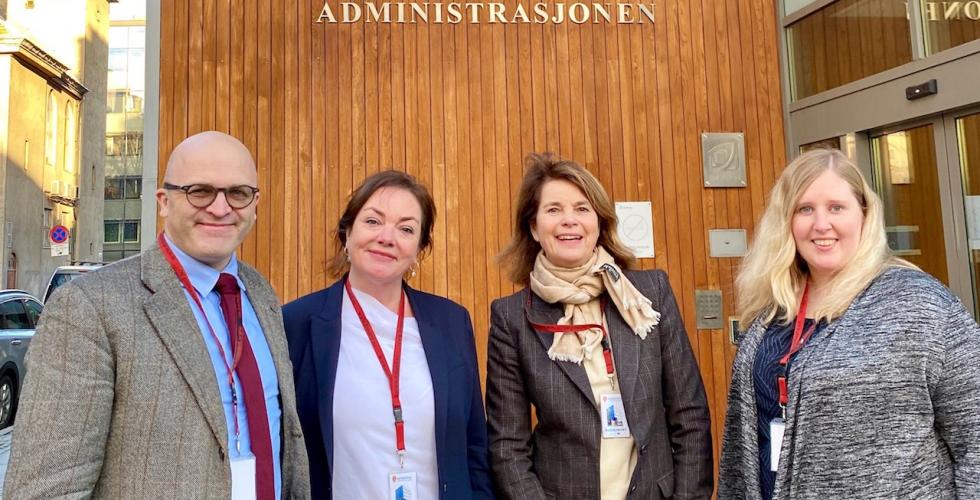 F.h. Elisabeth Stura fra Legeforeningen, arbeidsgruppens leder Lise Reiersen fra Juristforbundet, Heidi Roald fra Psykologforeningen og Michael Rummelhoff fra Juristforbundet.
