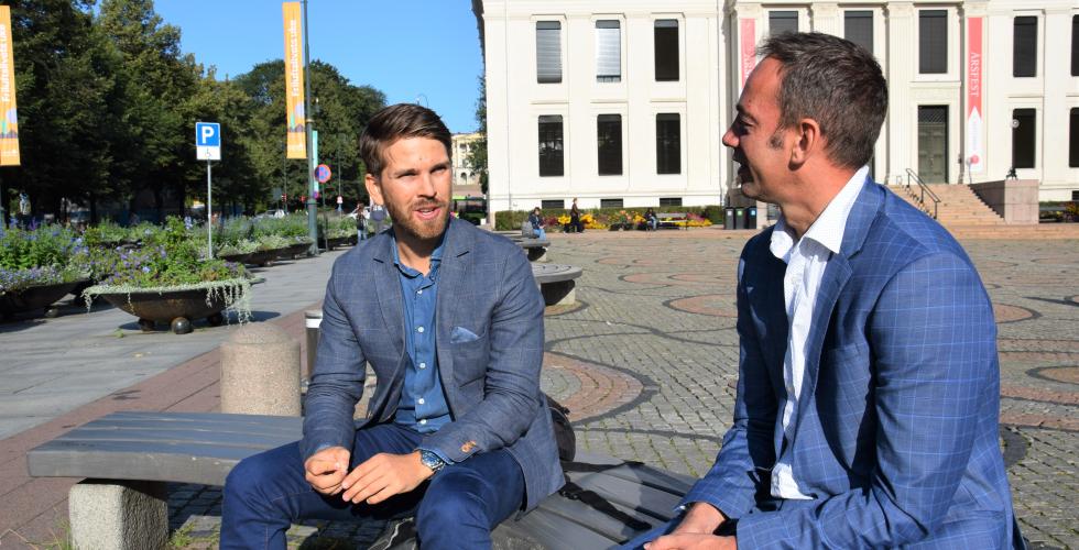 Jusstudent Benjamin Enok sammen med professor Malcom Langford utenfor juridisk fakultet. Foto: Tuva Bønke Grønning
