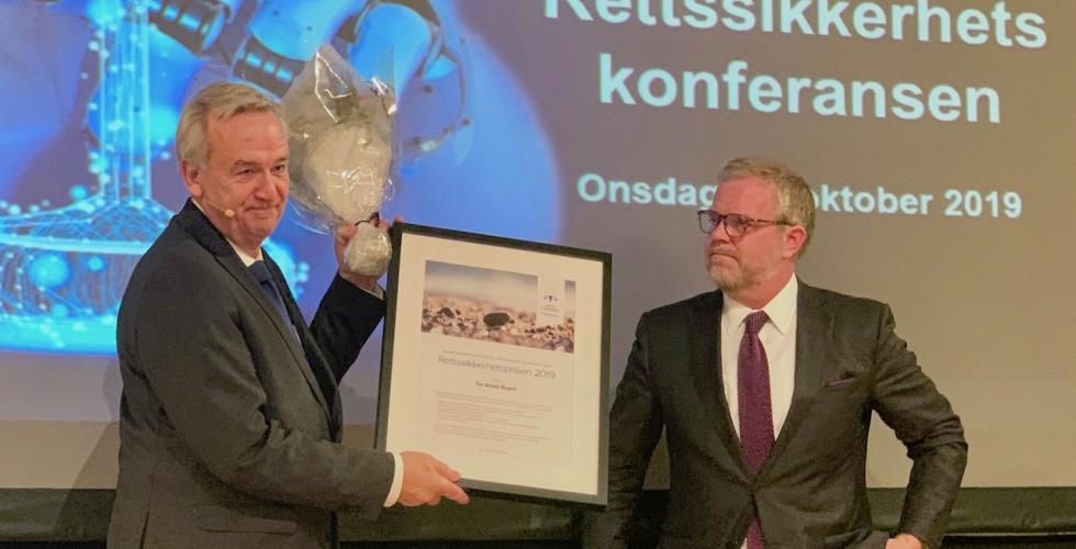 Tor-Aksel Busch(t.v.) mottok Rettssikkerhetsprisen av juryformann Jon Wessel-Aas (Foto: Ole-Martin Gangnes)