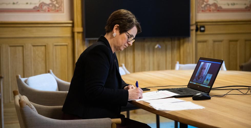 EOS-utvalget overleverer årsmelding til stortingspresident Tone Wilhelmsen Trøen via Skype i 2020 (Foto: Stortinget)