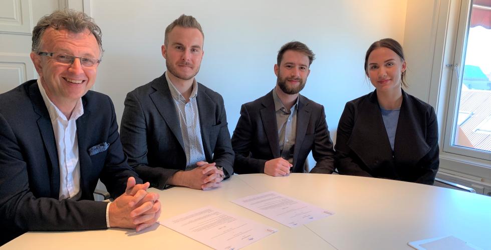 Magne Hegerberg, generalsekretær i Juristforbundet sammen med Stian Naas Reitan og Eirik Myrnes fra ELSA og Sofie Rosvoll, leder av Juristforbundet Student.