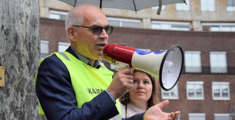 Erik Graff snakker til de streikende utenfor Oslo rådhus. Foto: Tuva Bønke Grønning