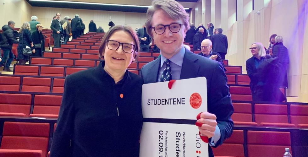 Dekan Ragnhild Hennum og Mads Fredrik Baardseth, leder for Juridisk studentutvalg (Foto: Ole-Martin Gangnes)