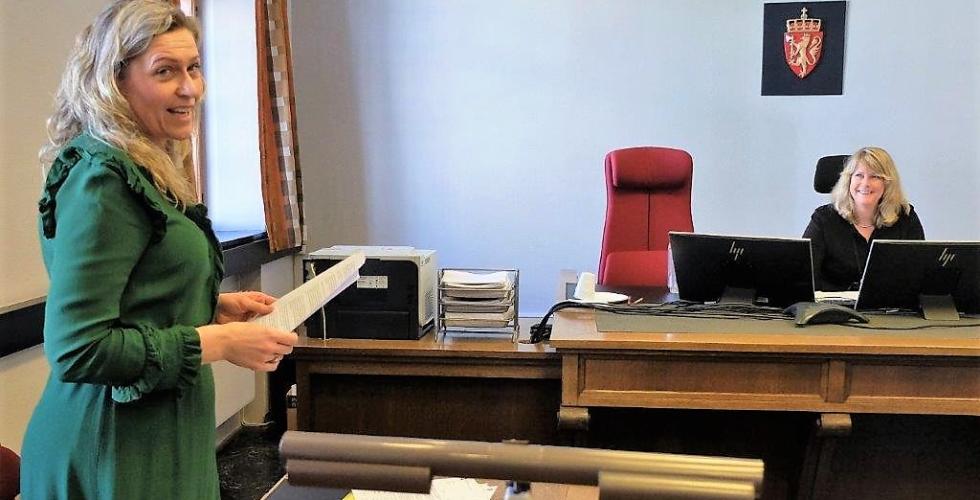 Ingunn Seim (t.v.), leder av ND-senteret i Bergen og dommer Lise Gro Søreide i Bergen tingrett. Bildet er tatt i rettssalen i forbindelse med et tidligere rettsmøte i en ND-sak (Foto: KDI)