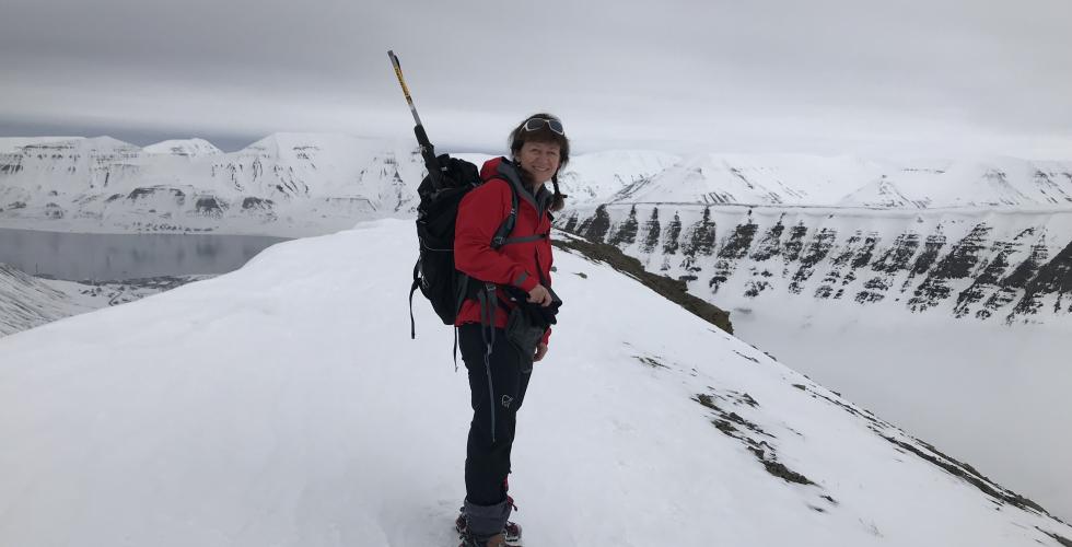 På fjellet: Kjerstin Askholt kaller turer i naturen for «sin yoga» og prøver å komme seg ut på tur så ofte hun kan. Foto: Privat / Sysselmannen