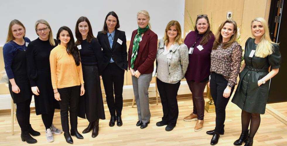 F.v. Marthe Engedahl, Sigrid Toft Fløystad, Kiran Aziz, Kjersti Lehmann, Anne Karoline Bakken Staff, Cathrine Hambro, Hanne Harlem, Merete Svartveit, Asta Ellingsen Stenhagen og Randi Gustad (Foto: Tore Letvik)