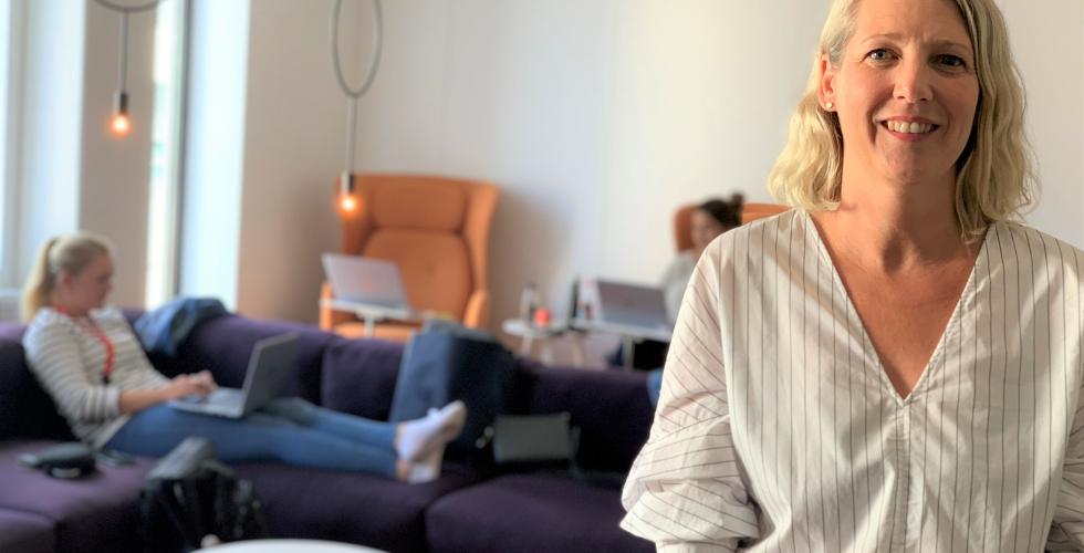 Hos Nav Fredrikstad har de ansatte blitt kjent med konseptet aktivitetsbaserte kontorer det siste året. Charlotte Hedberg er jurist og avdelingsleder ved kontoret. Foto: Tuva Bønke Grønning