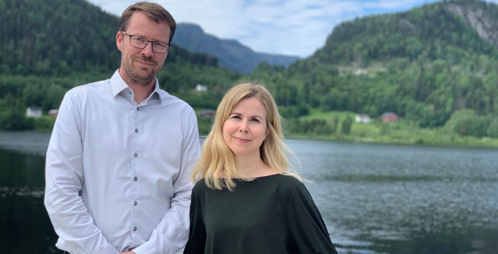 Ekteparet Inge Evja og Kristine Sandall like utenfor kontoret i Kviteseid. Foto: Tuva Bønke Grønning