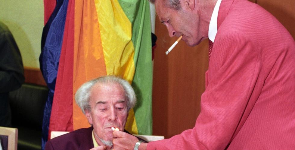 Alf Nordhus og Olav Hestenes (t.h.) «opphevet» røykeforbudet i tinghuset i 1995. (Foto: Jan Petter Lynau)