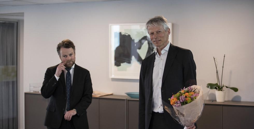 Hans Christian Holte er utnevnt til ny arbeids- og velferdsdirektør. Arbeids- og sosialminister Torbjørn Røe Isaksen til venstre (Foto: ASD)
