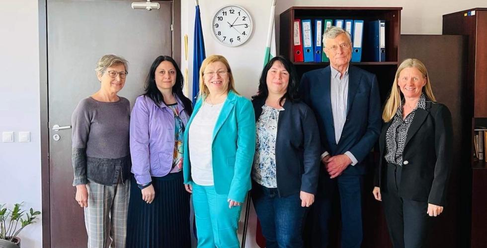 Cathrine Moksness og Jon T. Johnsen (t.h. i bildet) sammen med representanter fra Bulgarias fri rettshjelpsordning, som blant annet administrerer en nasjonal rettshjelpstelefon (Foto: privat) 