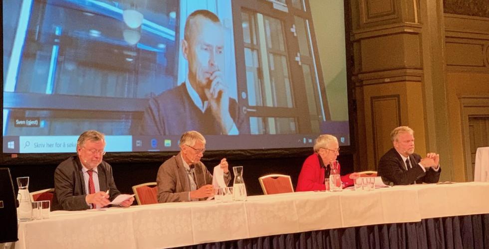 F.v. Wiggo Storhaug Larssen, Bård Tønder, Anne Margrethe Lund og Jon Wessel Aas. Sven Marius Urke på skjerm bak panelet (Foto: Ole-Martin Gangnes)