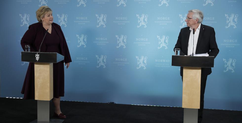 Statsminister Erna Solberg og leder i Koronakommisjonen Stener Kvinnsland under pressekonferansen hvor Koronakommisjonen fremla sin rapport (Foto: Torbjørn Kjosvold/Forsvaret)