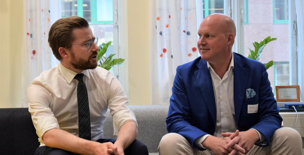 Sveinung Rotevant og Anders Schrøder Amundsen møttes forrige uke for å snakke om juridiske utfordringer knyttet fjernarbeid. Foto: Tuva Bønke Grønning