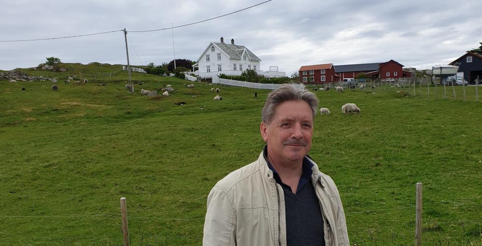 Terje Svendsen nedenfor småbruket på Frøya. Foto: Privat