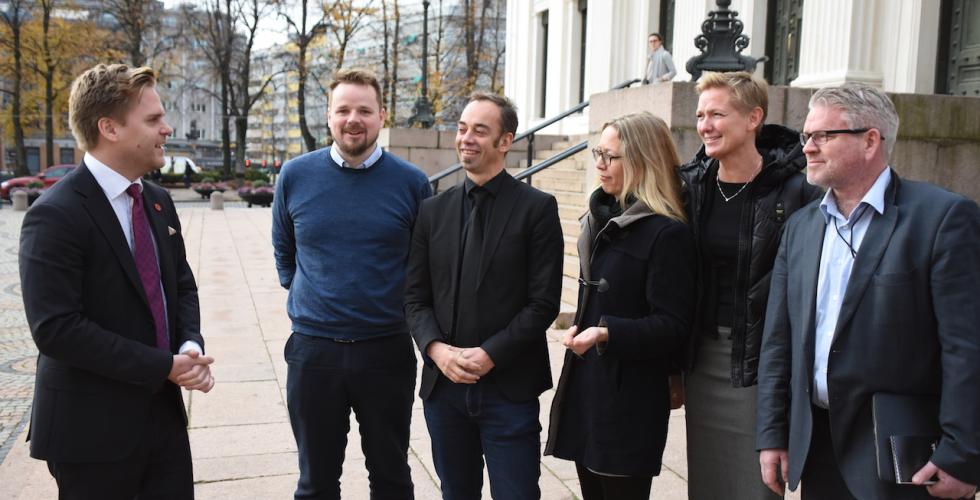 F.v. statssekretær Kristoffer Sivertsen (Frp), stipendiat Runar Hilleren Lie, professor Malcolm Langford, professor Kristin Bergtora Sandvik, Tale Skjølsvik (prodekan Oslo Met) og studiedekan Erling Hjelmeng.