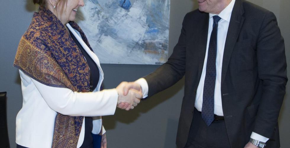 Gunn Marit Helgesen, styreleder i KS, og Tor Mikkel Wara undertegner avtalen i Justis- og beredskapsdepartementet. (Foto: JD.)