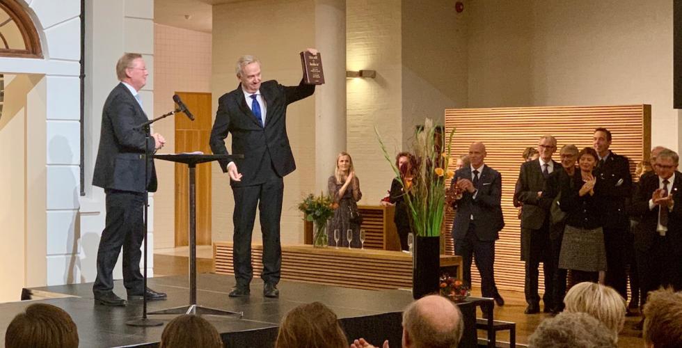 assisterende riksadvokat Knut Erik Sæther overrakte festskriftet til Busch (Foto: Ole-Martin Gangnes)