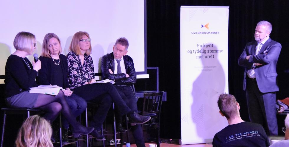 Debatterte tvangsmedisinering: F.v. Kari Paulsrud, Mette Ellingsdalen, Vårin Hellevik, Arne Vaaler og debattleder Jon Wessel-Aas. (Foto: Tore Letvik).