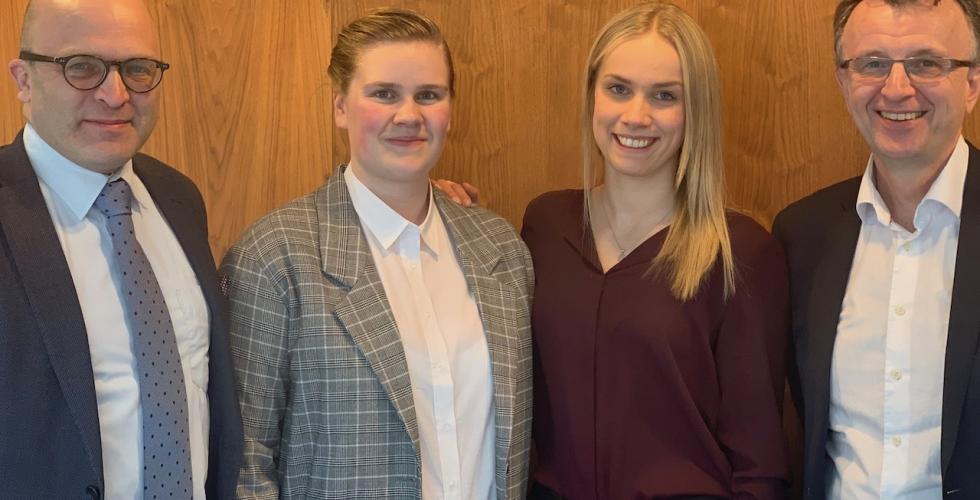 Vinnerlaget fra UiT (f.v.) Amalie Horne og Hanna Sagen sammen med Michael Rummelhoff og generalsekretær Magne Skram Hegerberg fra Juristforbundet.