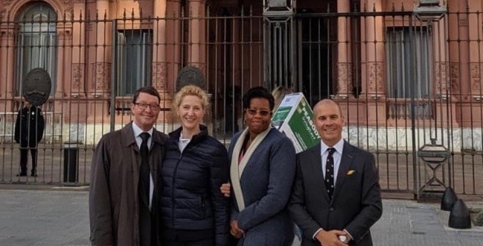 Noen av representantene på plass foran presidentpalasset under samlingen i Buenos Aires. F.v. Program Manager Juergen Leske (OECD), instruktørene Inger A. E. Coll, Donna Harper og Tony Cook (Foto: privat)