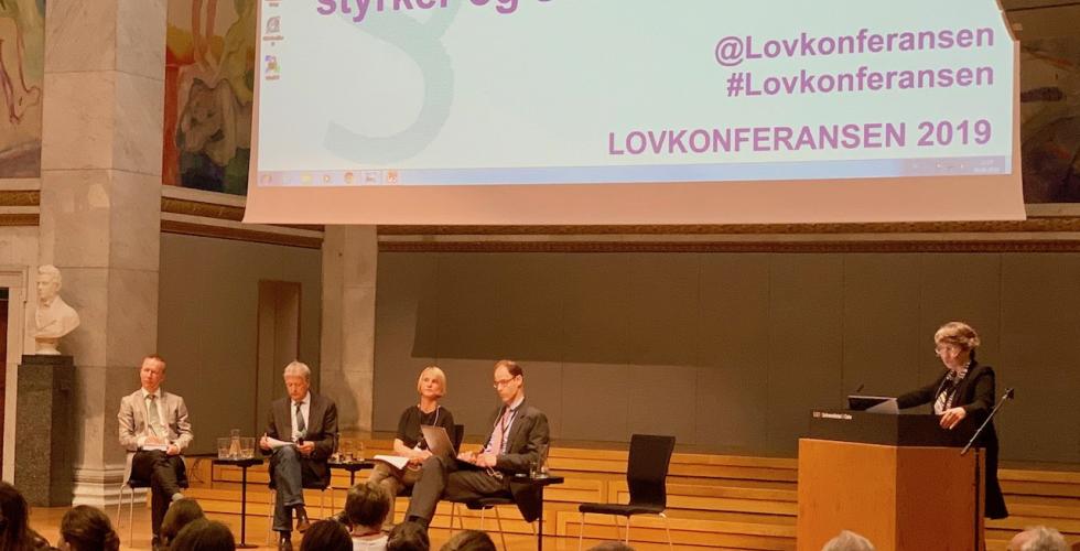 F.v. førsteamanuensis Jon Christian Fløysvik Nordrum, professor Johan Tønnesson ved Institutt for lingvistiske og nordiske studier, professor Cathrine Holst ved Institutt for sosiologi og samfunnsgeografi, avdelingsdirektør Arnulf Tveberg i Lovadelingen o