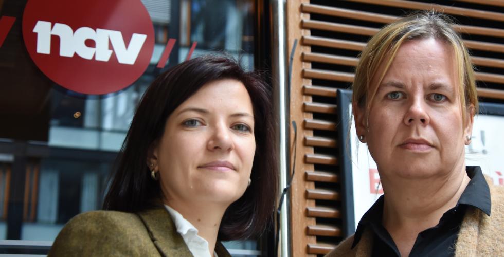 – Vi erfarer at en arbeidstaker står relativt rettsløs overfor en stor arbeidsgiver som kan utsette noe så grunnleggende som korrekt lønn, sier Anne C. W. Opheim (t.h.) og Bettina Otto i Juristforbundet i NAV. Foto: Tore Letvik