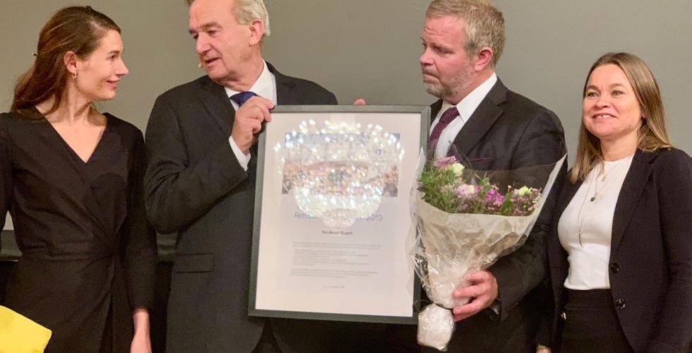 Prisvinner Tor-Aksel Busch sammen med juryens Eirin Eikefjord (t.v.), Jon Wessel-Aas og Susann Funderud Skogvang (Foto: Ole-Martin Gangnes)