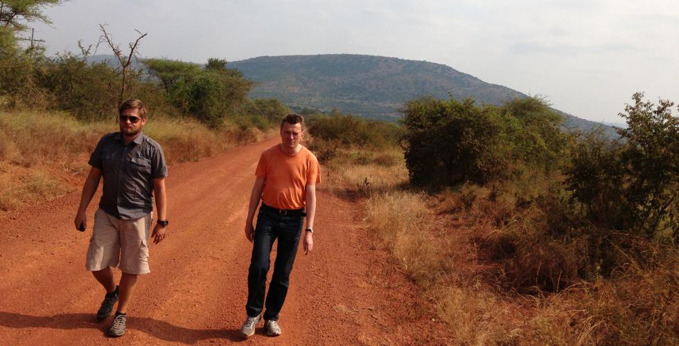 Brynjulf Risnes og kollega Tor Even Gjendem på landsbygda i Rwanda under arbeidet med en tidligere sak i 2014. Foto: Privat