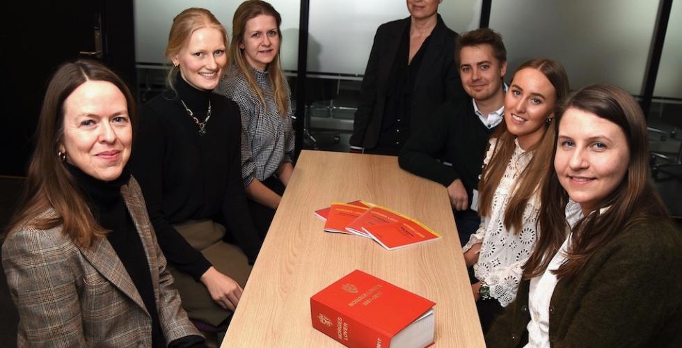 F.v. May-Helen Norevik, Stine Tollefsen, Tonje Kolsrud, Therese Brogård, Kristian Fosaas, Amalie Arvesen og Thyra Bjørnstad (Foto: Tore Letvik)