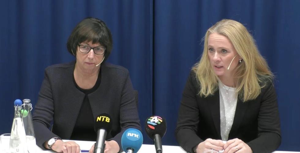 Arbeids- og sosialminister Anniken Hauglie (t.h.) og NAV-direktør Sigrun Vågeng under pressekonferansen der NAV-skandalen ble gjort kjent (Foto: regjeringen.no)